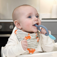 Soothes sore gums at mealtimes